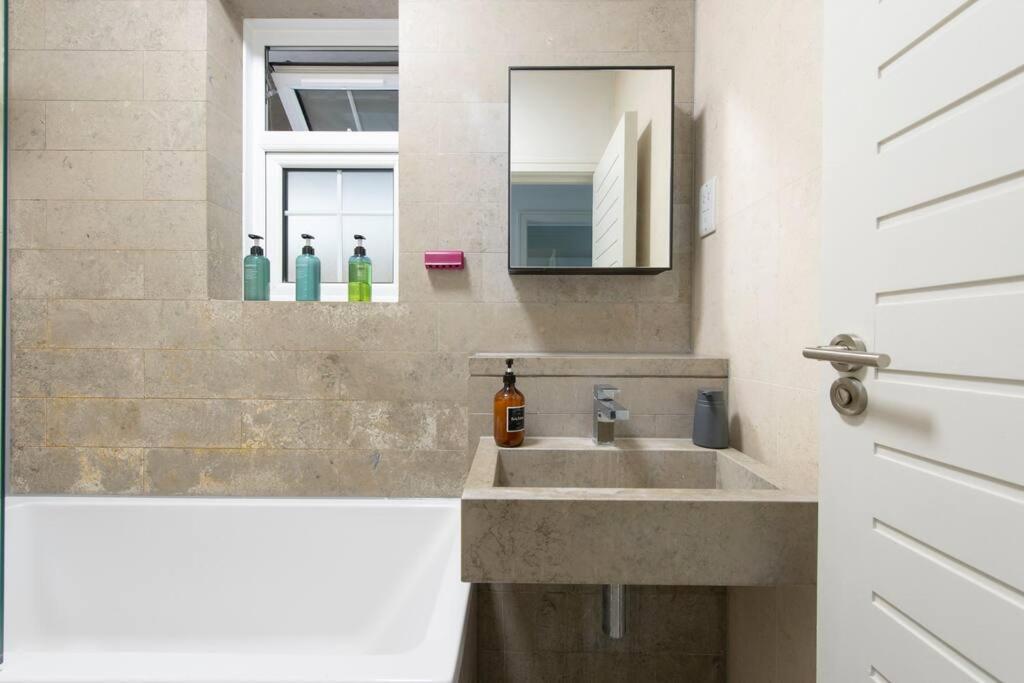 Apartment 2 Bedroom Modern Urban Sanctuary 1cc - Cherrydeal