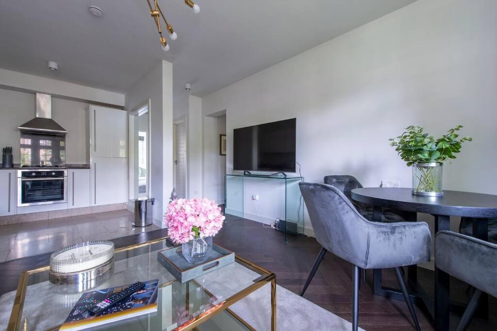 2 Bedroom Modern Urban Sanctuary 1cc - Cherrydeal Apartment London