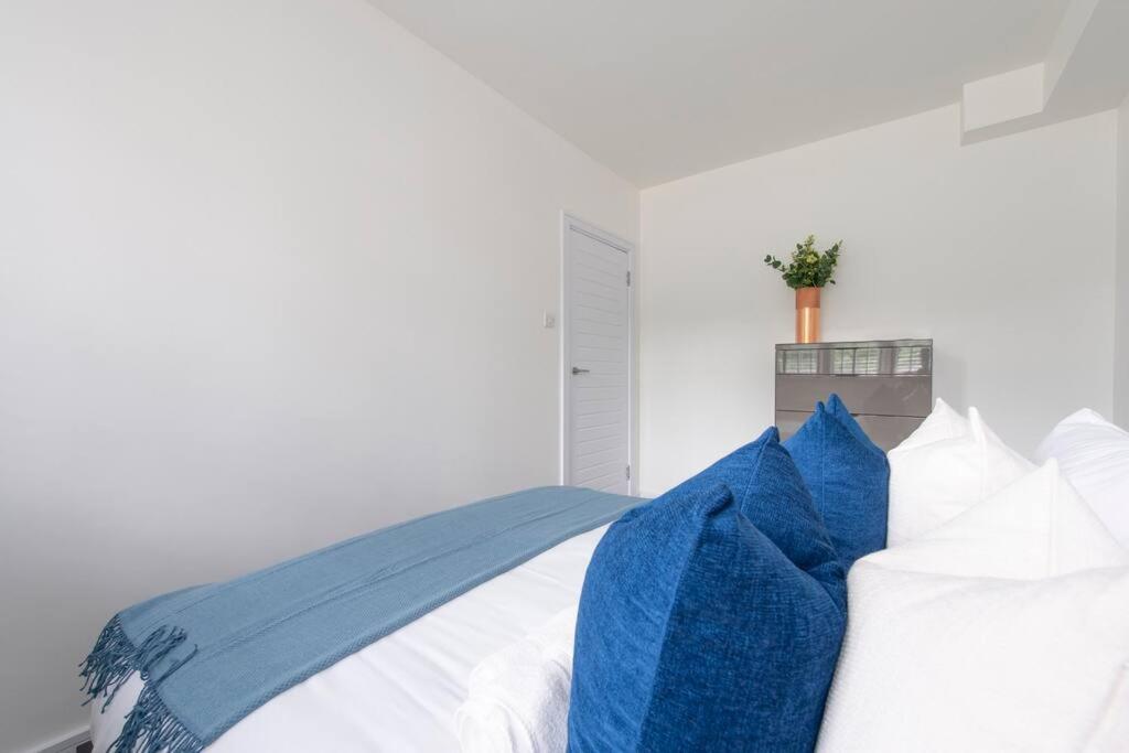 2 Bedroom Modern Urban Sanctuary 1cc - Cherrydeal Apartment