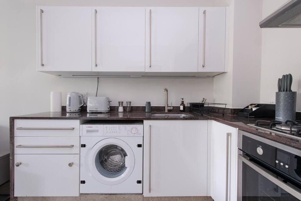 2 Bedroom Modern Urban Sanctuary 1cc - Cherrydeal Apartment London